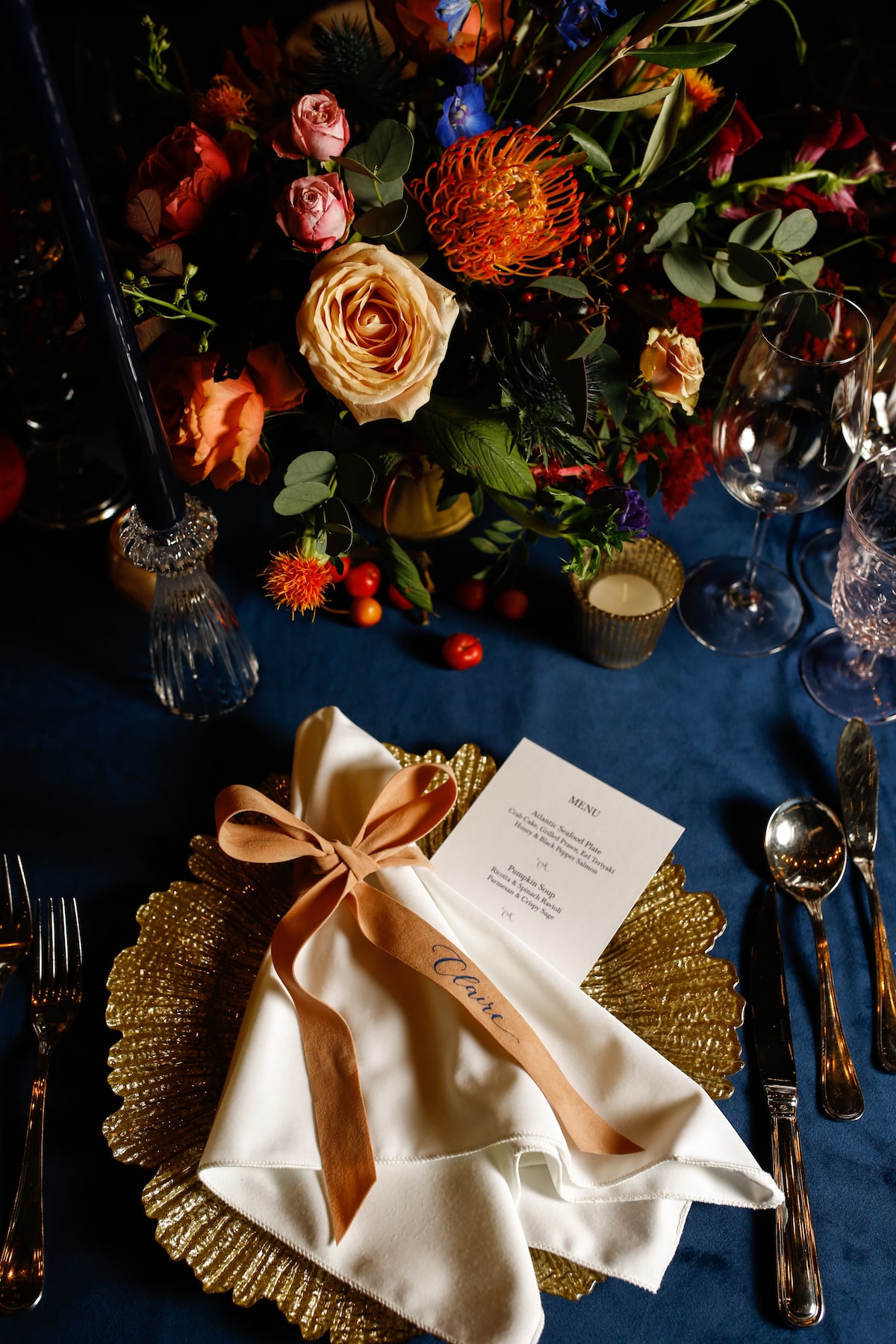 autumnal wedding table décor velvet linens