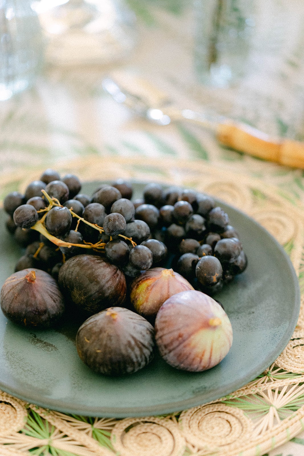 figs and grapes table décor